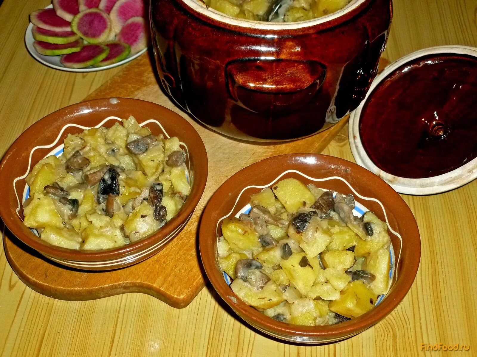 Жаркое из говядины в горшочках в духовке. Мясо с черносливом в горшочке. Картошка в горшочках с тушенкой. Жаркое в горшочке из курицы с черносливом. Блюдо с грибами в горшочках.