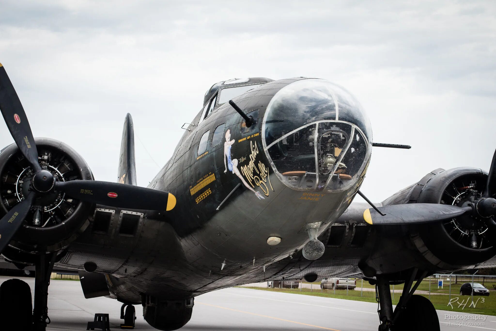 Б 17 кг. B 17 бомбардировщик. Б17 самолет Чарли. Boeing b-17f. B-17f шасси.