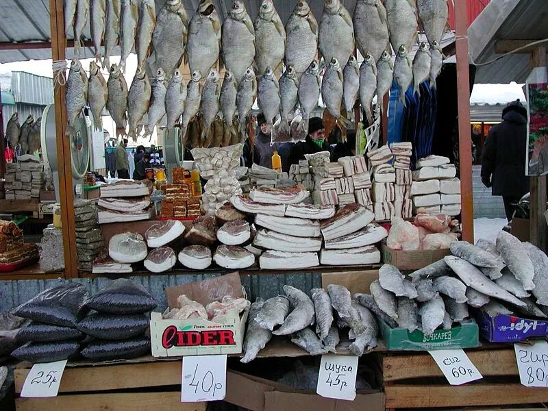 Купили на рынке рыбу. Рыбный рынок Владивосток. Рыба на рынке. Владивосток рынок морепродуктов. Оптовые базы рыбы.