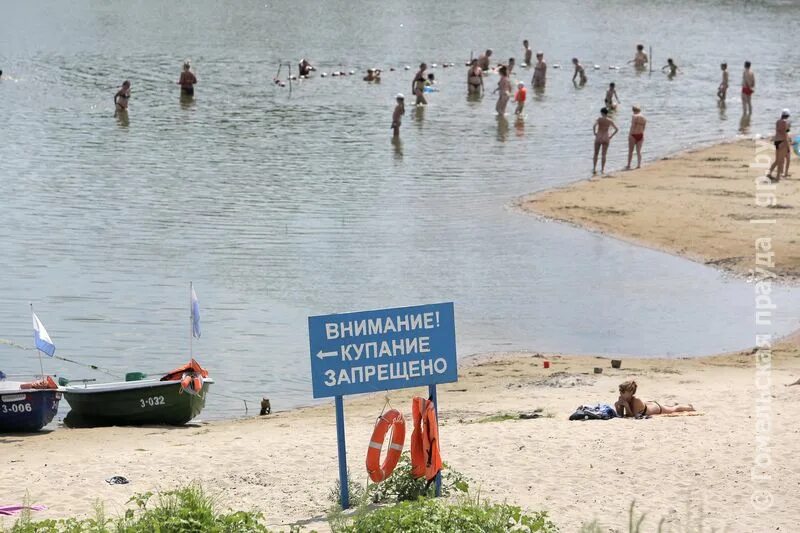 Можно ли уже купаться. Купаеча. Дети купаются в озере. Лето люди купаются. Можно ли купаться в пруду.