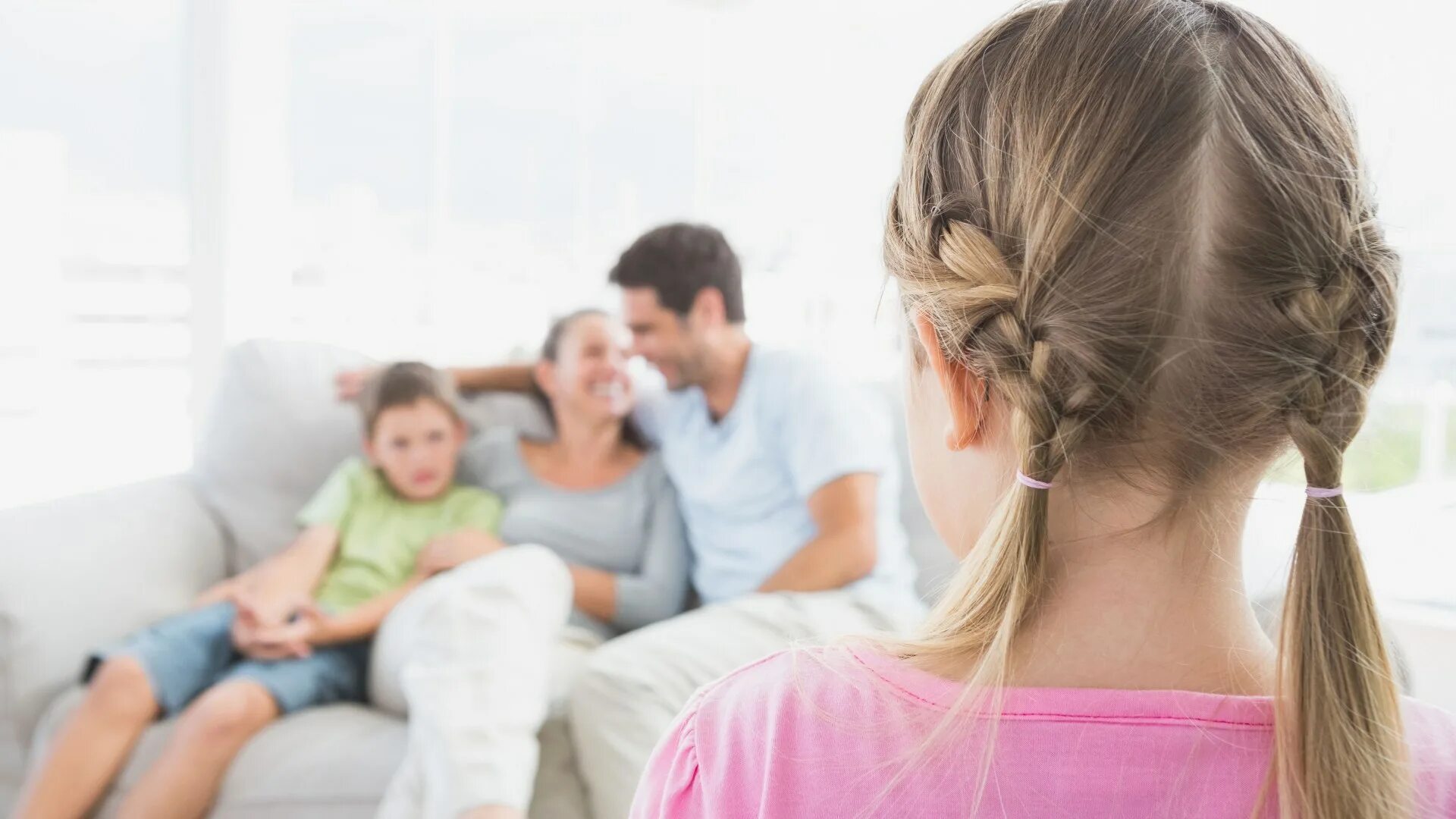 She watched her daughter. Девушка смотрит на семь. Картинка как девочка наблюдает. Девочка наблюдает за актом. Девушка наблюдает за нуждающихся.