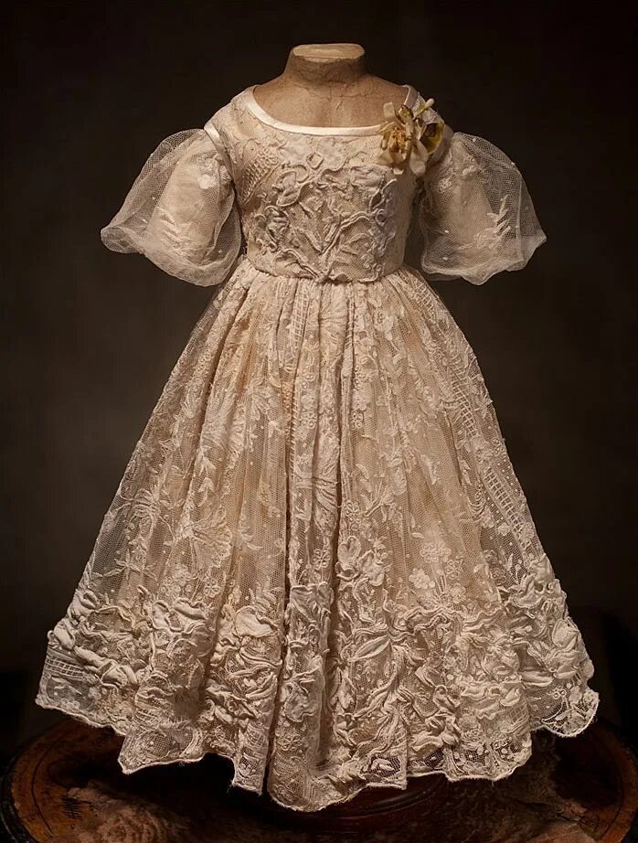 Платья под старину. Старинные платья. Винтажное платье. Девочка в старинном платье. Красивые платья в старинном стиле.
