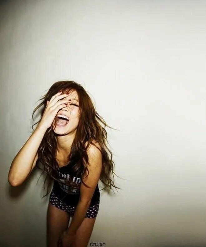 слезы радости девушка. девушка смеется. девушка плачет девушки смеются. девочка смеется. девчонки смеются.