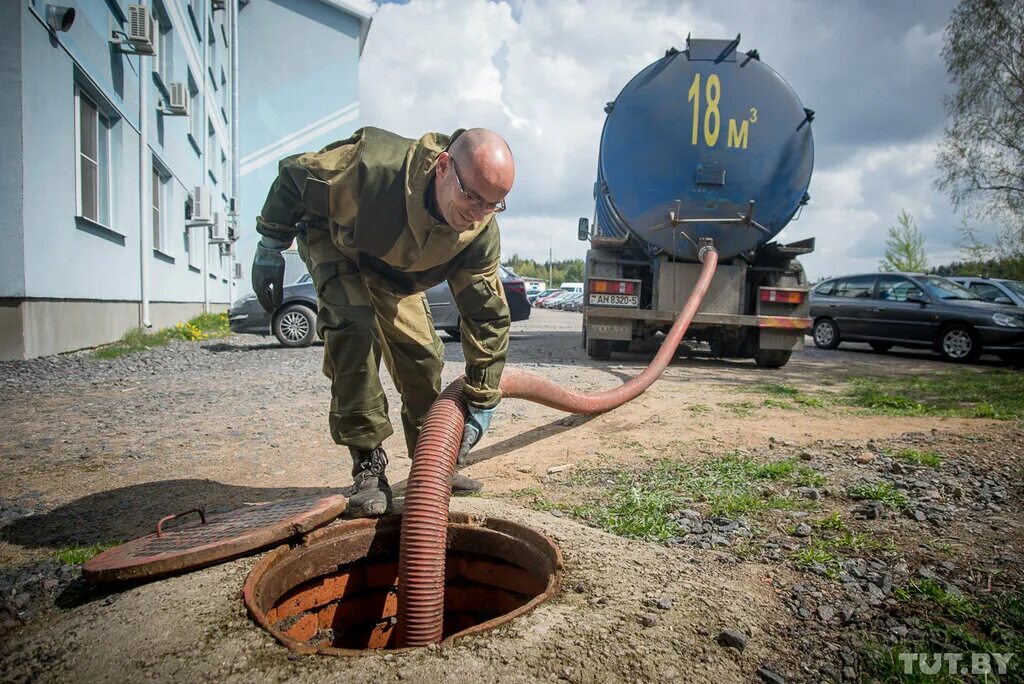 Водитель ассенизатора. Ассенизационная машина. Костюм ассенизатора. Ассенизатор профессия. Машина для выкачивания канализации.