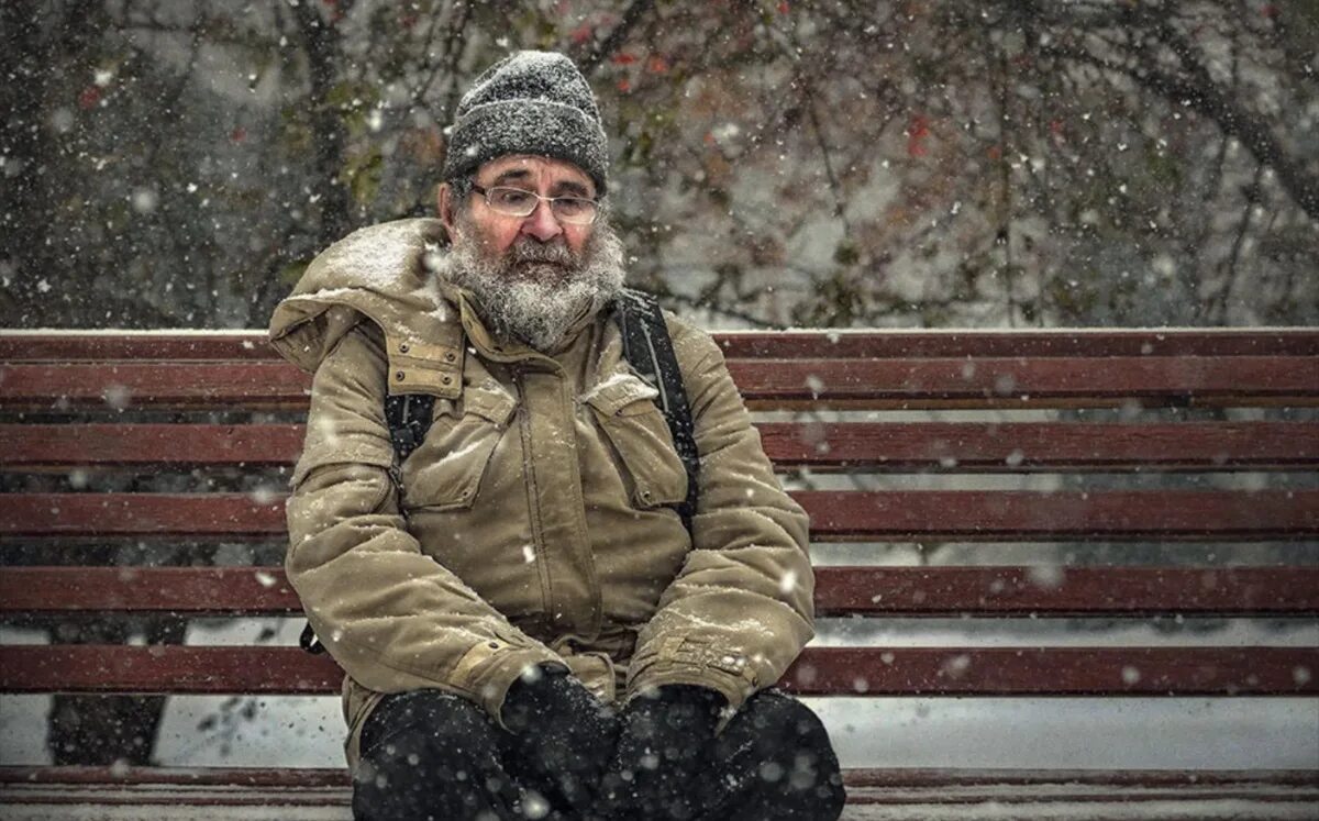 Старики бомжи. Бездомный старик. Старик бомж.