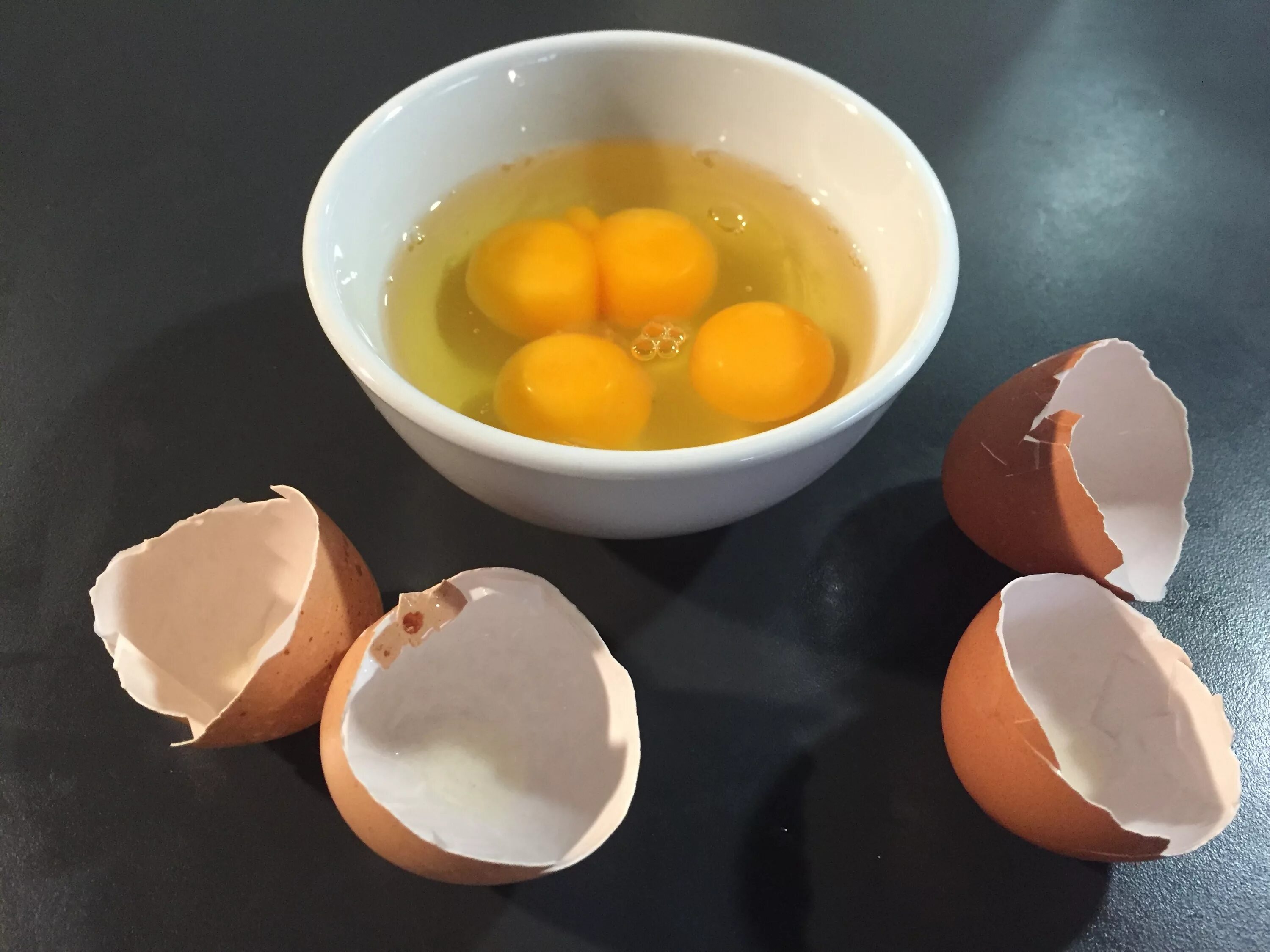 Два желтка примета. «Желток яйца», 1989. Сырое яйцо. Тарелка для яиц. Разбитое яйцо.