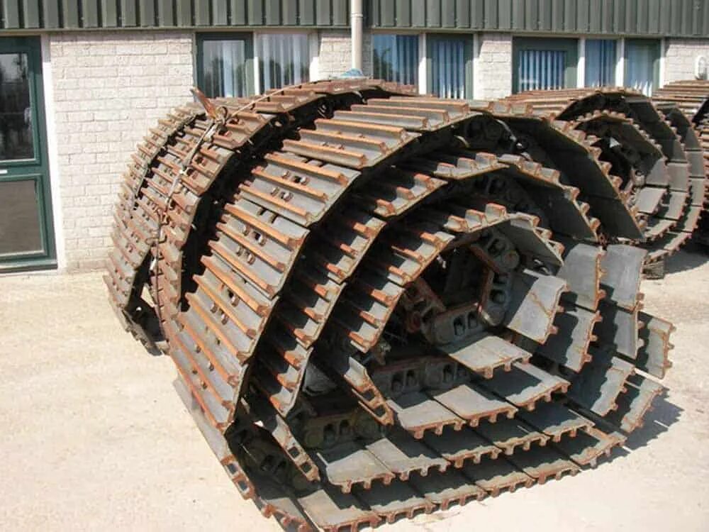 Гусеница jcb. Либхер гусянка. экскаватор кейс 330. гусеница экскаватора. гусеничный движитель экскаватора.