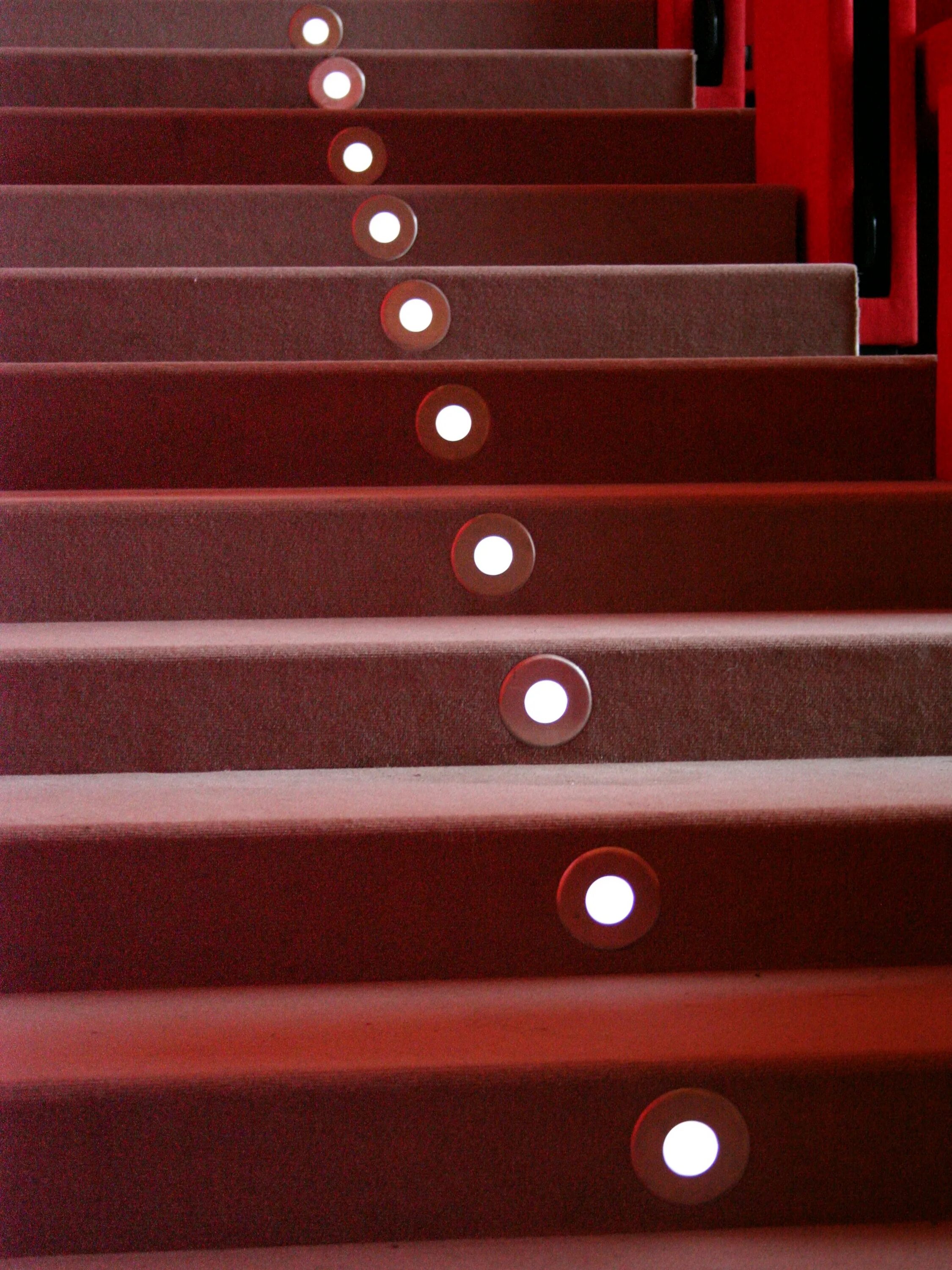 Red step. Лестница красное дерево. Цвет красное дерево лестница. Красные ступеньки лестница. Лестница с красными ступенями.