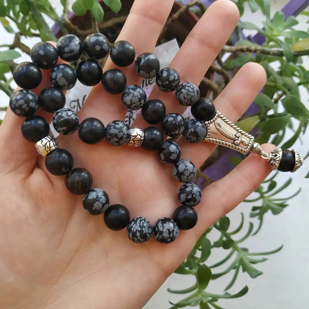 Обсидиан камень для козерога. Магия камня обсидиан. Можно ли носить обсидиан. Камень снежный обсидиан магические. Сицилия обсидиан.