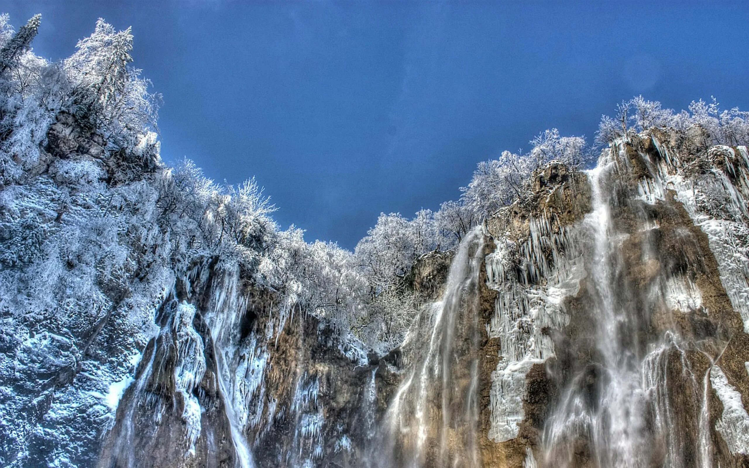 Зима фото водопад. Чегемские водопады Кабардино-Балкария зимой. Чегемские водопады и голубое озеро. Замерзшие Чегемские водопады. Медовые водопады Чегемские водопады.