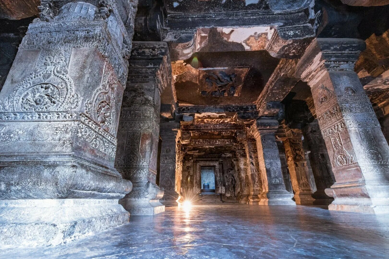 Ancient cave. Храм Кайласанатха в Индии. Храм Кайласа Индия вырубленный в скале. Храм Кайлаш Эллора Индия. Эллора Индия храм в скале.