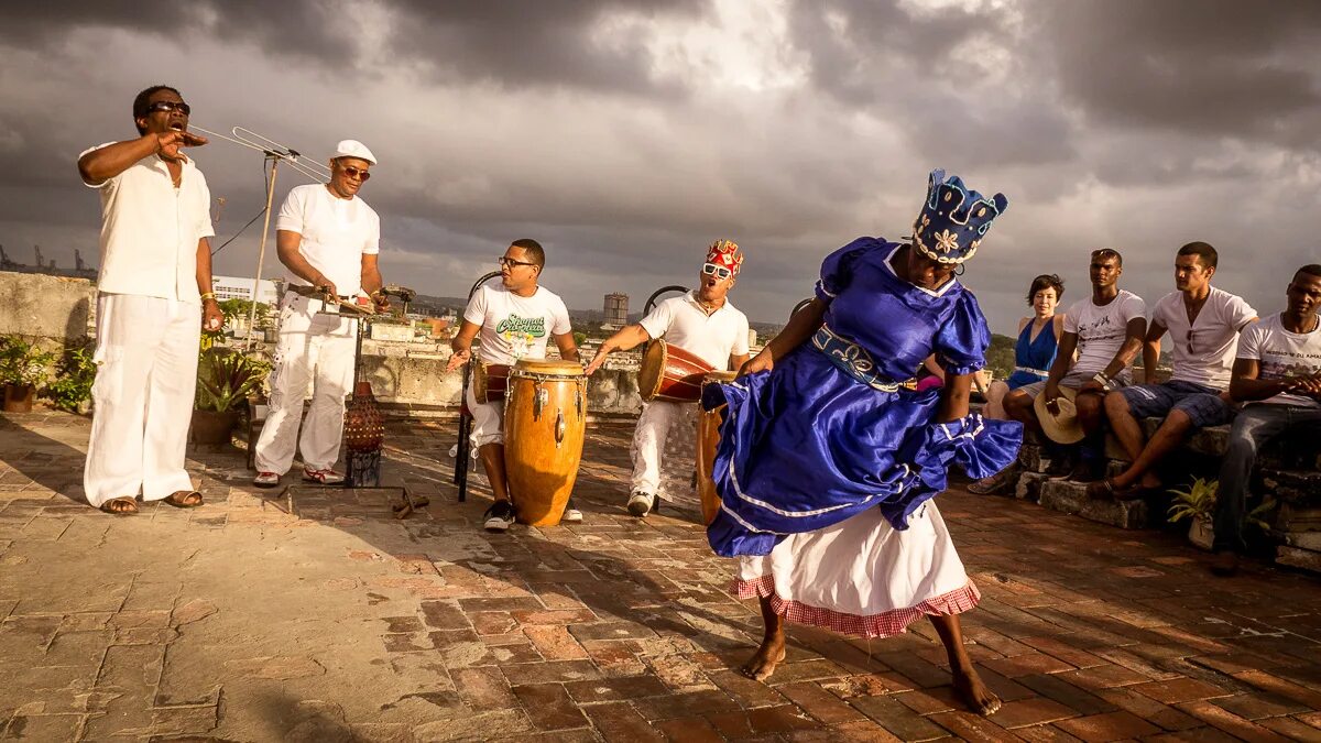 Кубинские танцы. Кубинки танцуют. Танец кубинцев. Куба танцы национальные.