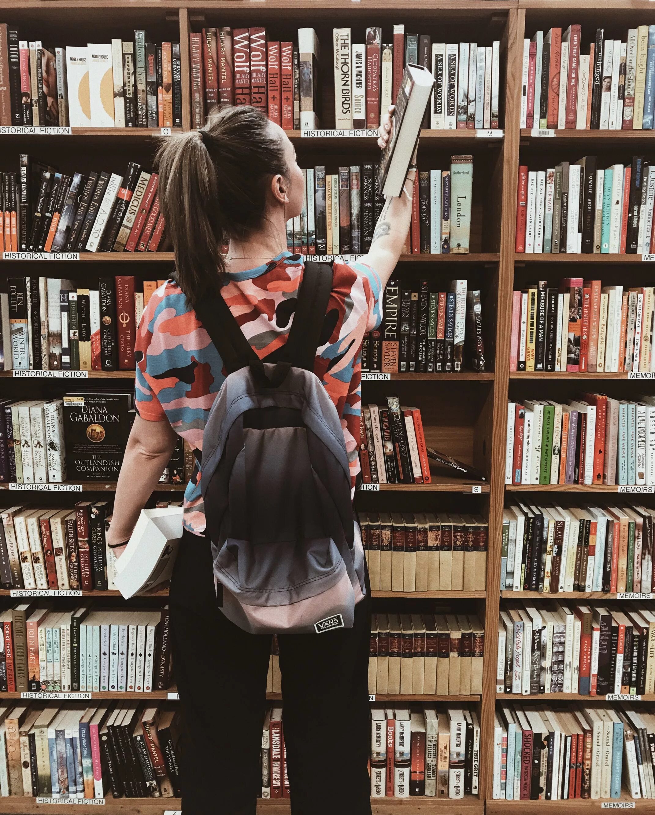 Девушка с книгой. Фотосессия в библиотеке. Девушка с книжкой. Девушка в библиотеке.