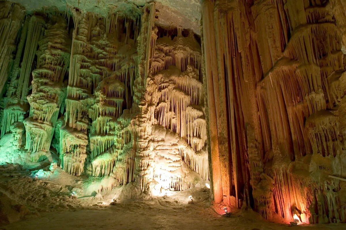 Caves de. Пещера Куэва де Лос Кристалес. Пещера кристаллов в Мексике. Пещера гигантских кристаллов в Мексике. Пещера селенита в Мексике.