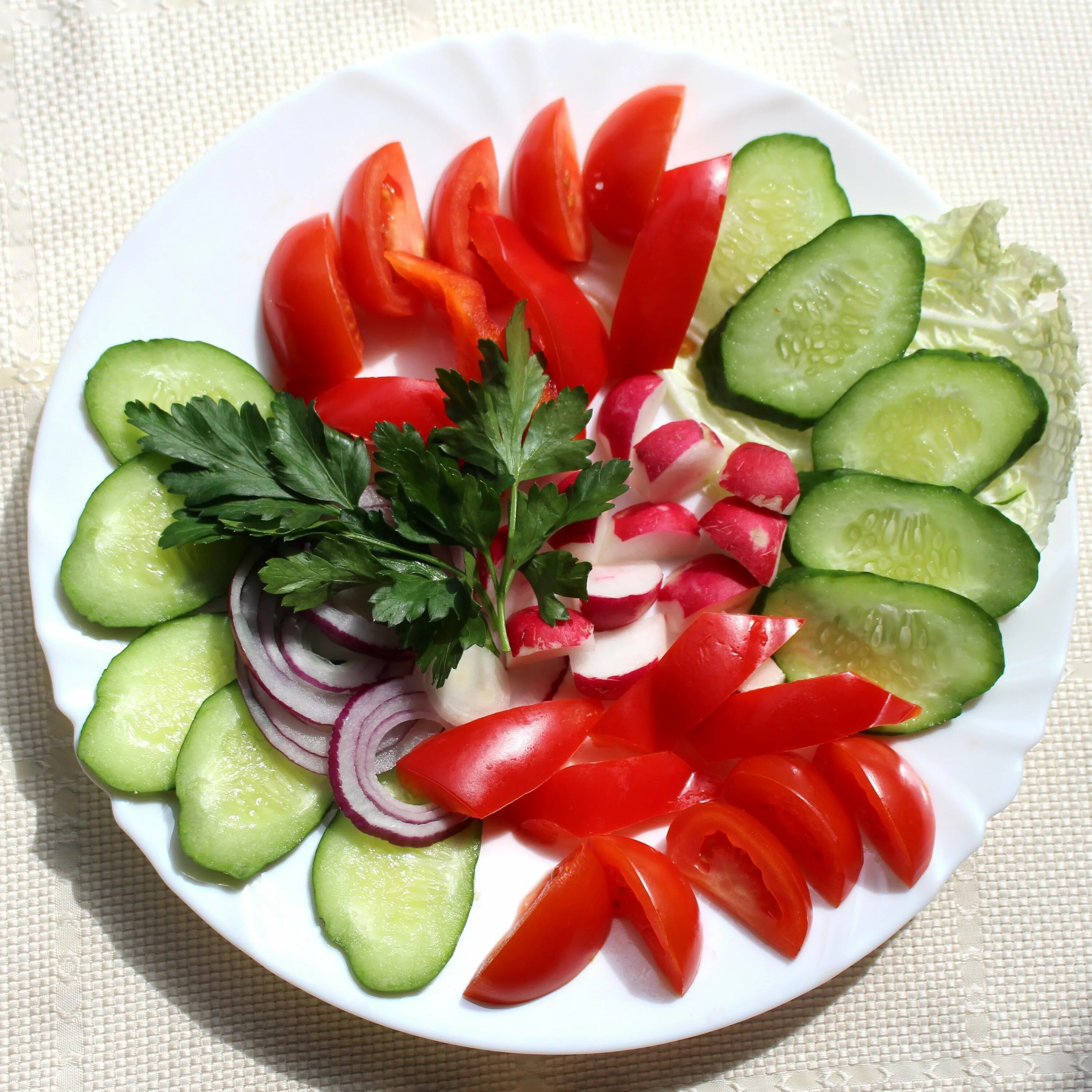 Помидоры на стол нарезка. Овощная нарезка. Красивая овощная нарезка. Свежие овощи на тарелке. Салат овощная нарезка.