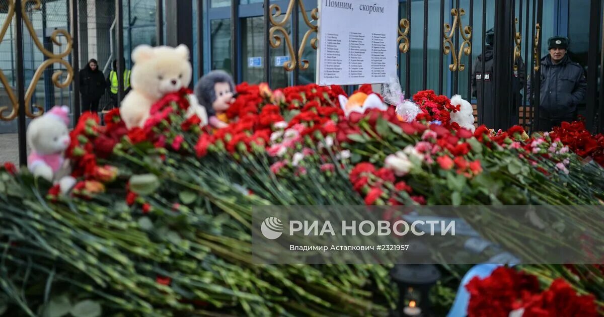 Авиакатастрофа в Казани 2013. Крушение Boeing 737 в Казани (2013). Катастрофа Boeing 737 в Казани похороны погибших. Авиакатастрофа в Казани фото. Похороны авиакатастрофы