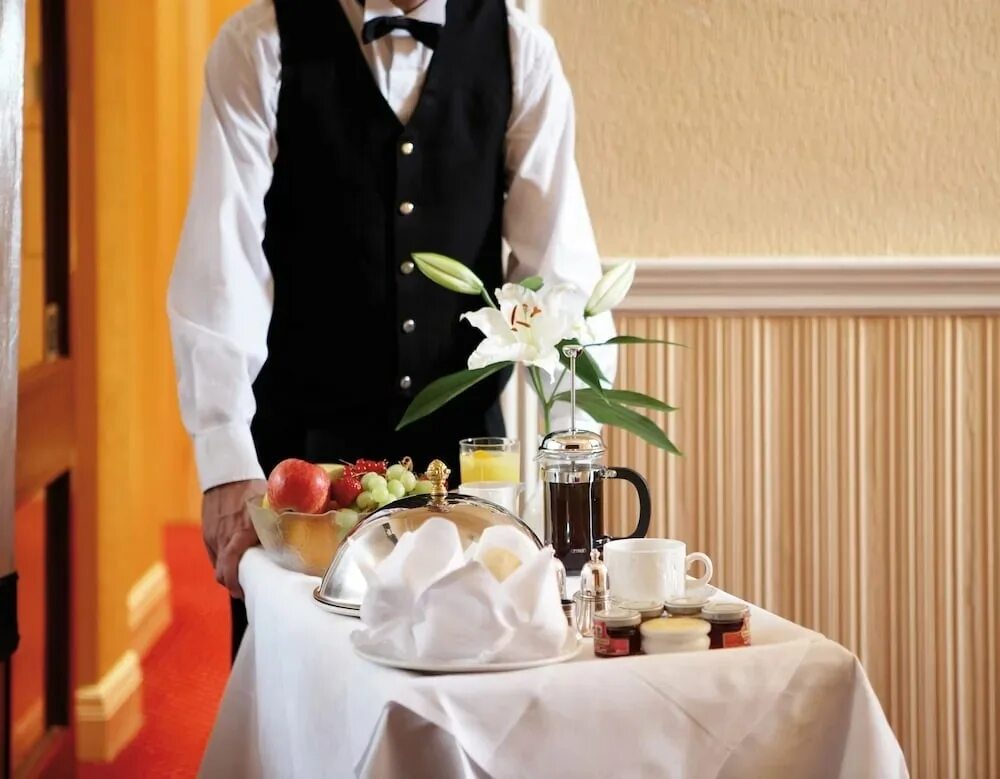 Рум сервис в отеле. Рум сервис это. Официант рум сервис. Официант в отеле. Рум сервис отель.