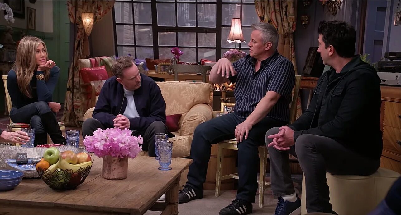 Friends trailer. Друзья воссоединение 2021. Чендлер друзья 2021. Friends trailer. Мэттью перри воссоединение.