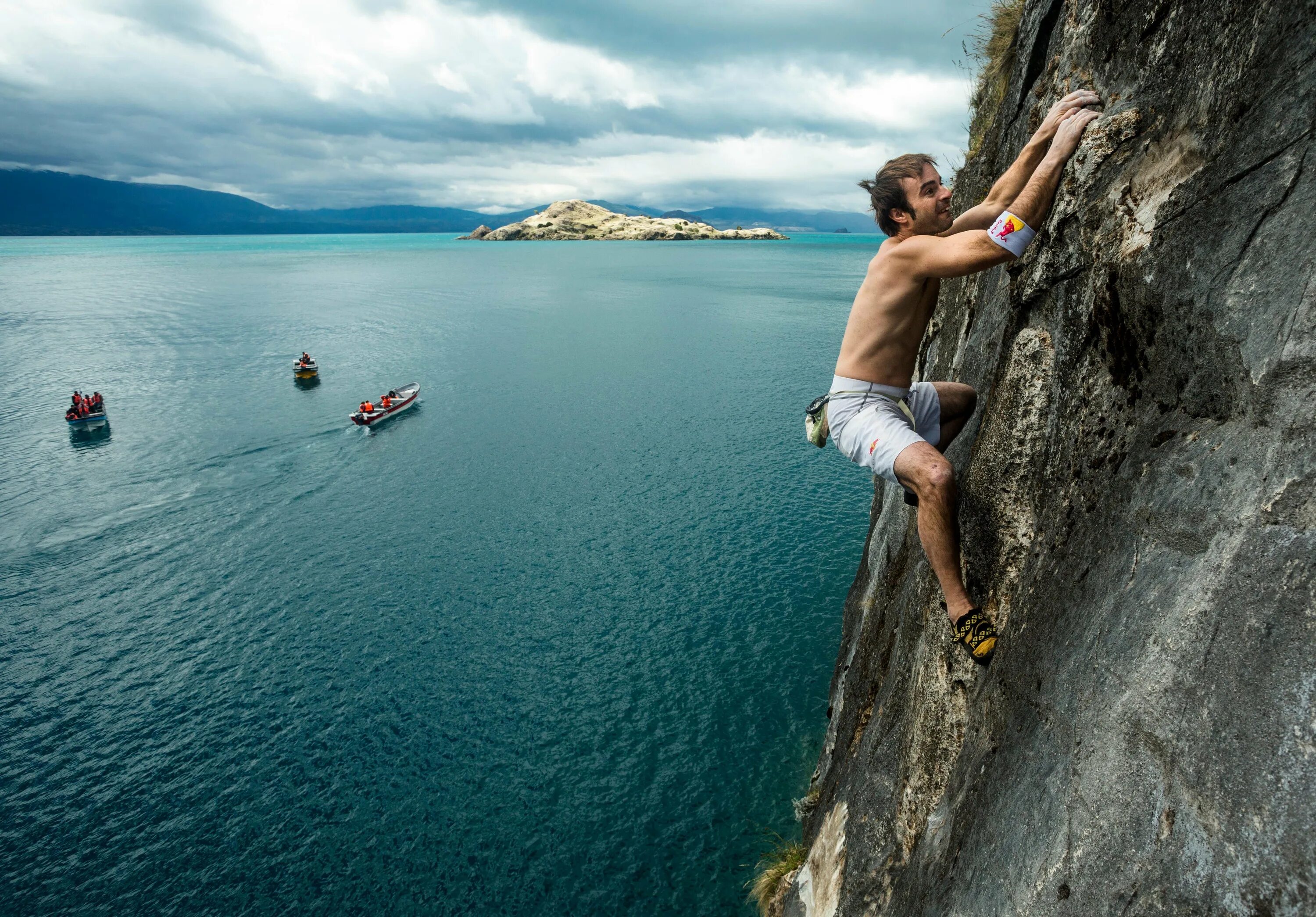 Dangerous adventure. Deep-Water solo скалолазание. Deep Water solo в Крыму. Скалолаз над морем. Прыжок в воду с горы.