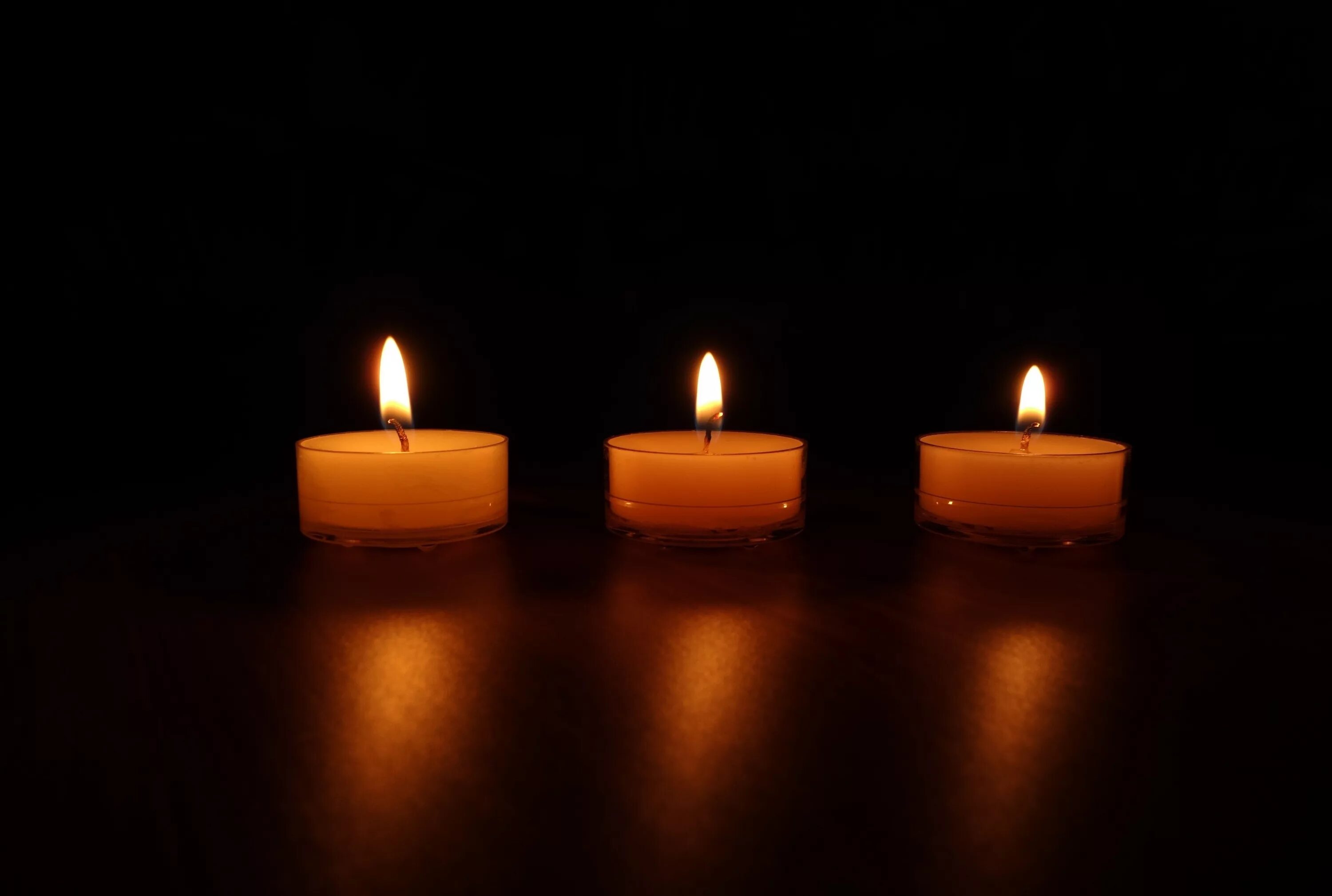 красивые зажженные свечи. свечки со словами.