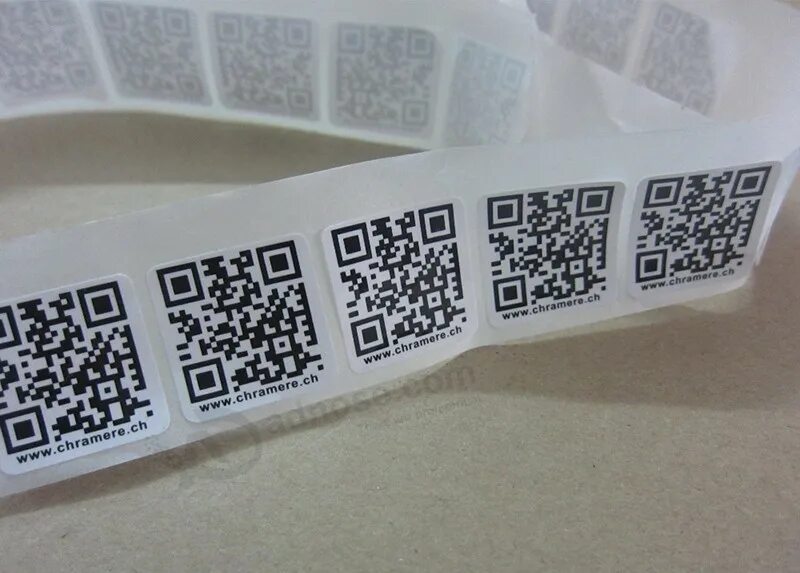 Qr код одежды. Этикетка с QR кодом. Печать наклеек с QR кодом. Держатели для QR кодов. QR наклейка.