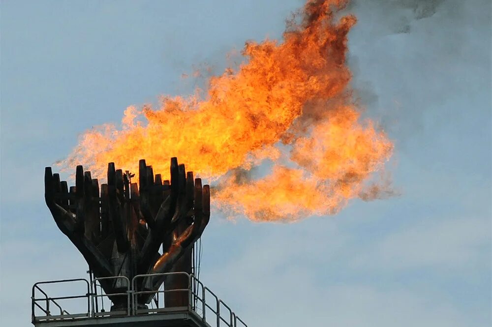 Факел попутного нефтяного газа. Факел сжигания попутного газа. Попутный нефтяной ГАЗ сжигание. Сжигание ископаемого топлива