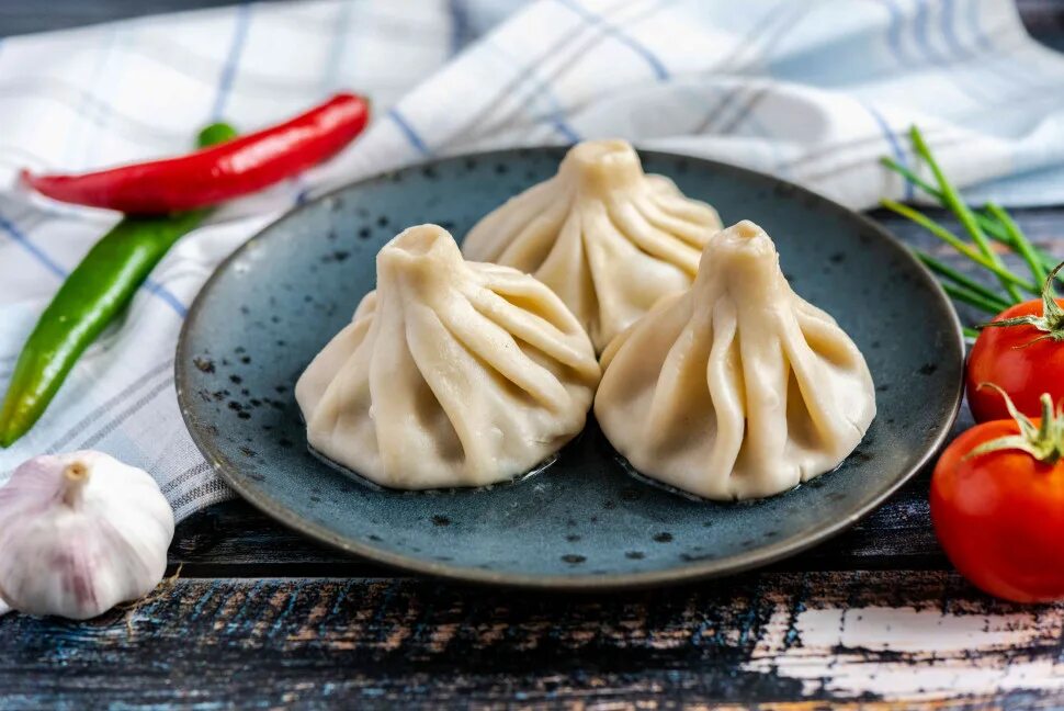 хинкали с кинзой. грузинские пельмени хинкали. хинкали алиса. мтиулури хинкали. хинкали душеты.