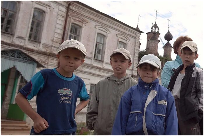 Дети бичей. Детдомовский. Детдомовские парни. Молдова детский дом. Детдомовский стиль одежды.