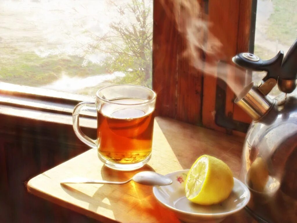 По утрам пить горячий. Горячий чай. Чай с лимоном. Горячий чай с лимоном. Чашка чая с лимоном и окно.