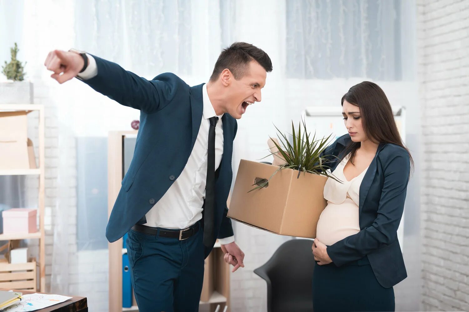 You can be the boss. Увольнение беременной. Увольнение девушки. Девушку увольняют. Выгнали из офиса.