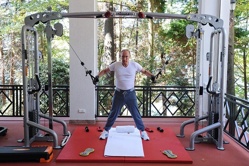 Макрон в спортзале. Резиденция Путина в Сочи Бочаров. Бочаров ручей резиденция Путина.
