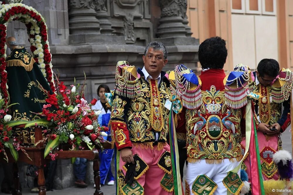 Альпа певец эквадор. Племя пуэбло. Девушки эквадора. Положение в эквадоре сейчас. Положение в эквадоре сейчас.
