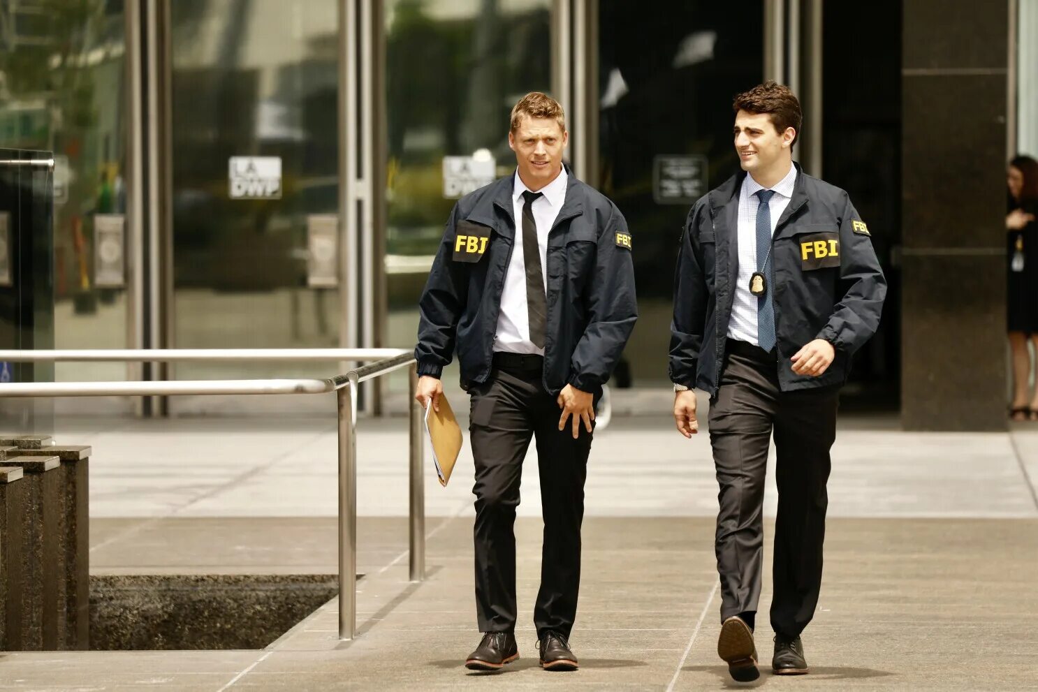 The police decided to go with investigation. Агенты ФБР США. Сотрудники ФБР США. Агент ФБР. ФБИ США.
