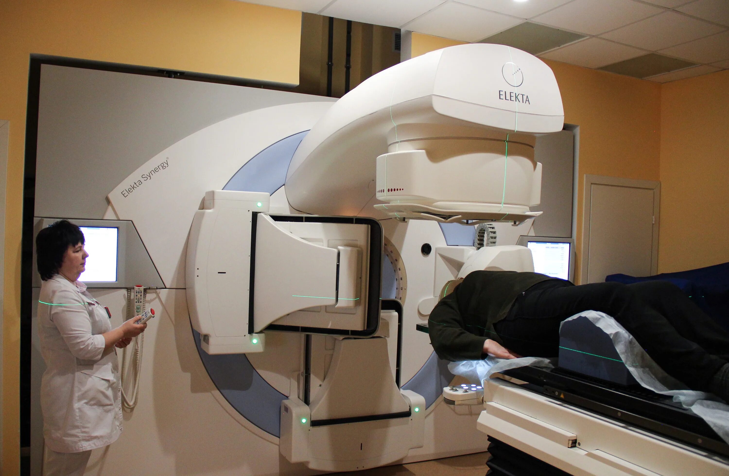 медсестра лучевой терапии. аппараты для облучения онкобольных в краснодаре в ккб 1. линейный ускоритель elekta synergy. лучевая терапия краснодар. аппарат для облучения в больнице.