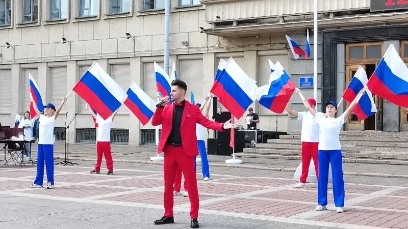 Торжественное поднятие флага. Торжественное поднятие флага России. Церемония поднятия флага в вузе. Студенты Украины с флагом России.