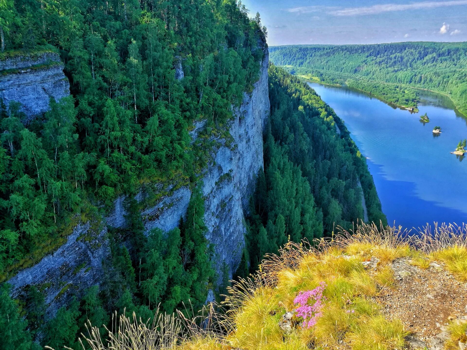 Какая природа в пермском крае. Гора Ветлан Пермский край. Гора Ветлан в Красновишерске. Вишера камень Ветлан. Скала Ветлан Уральские горы.