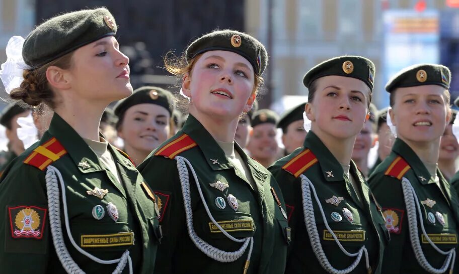 Девушки защитники отечества картинки. Женщины в парадной военной форме. Женская армия. Военная форма для парада. Женщины военные на параде Победы.