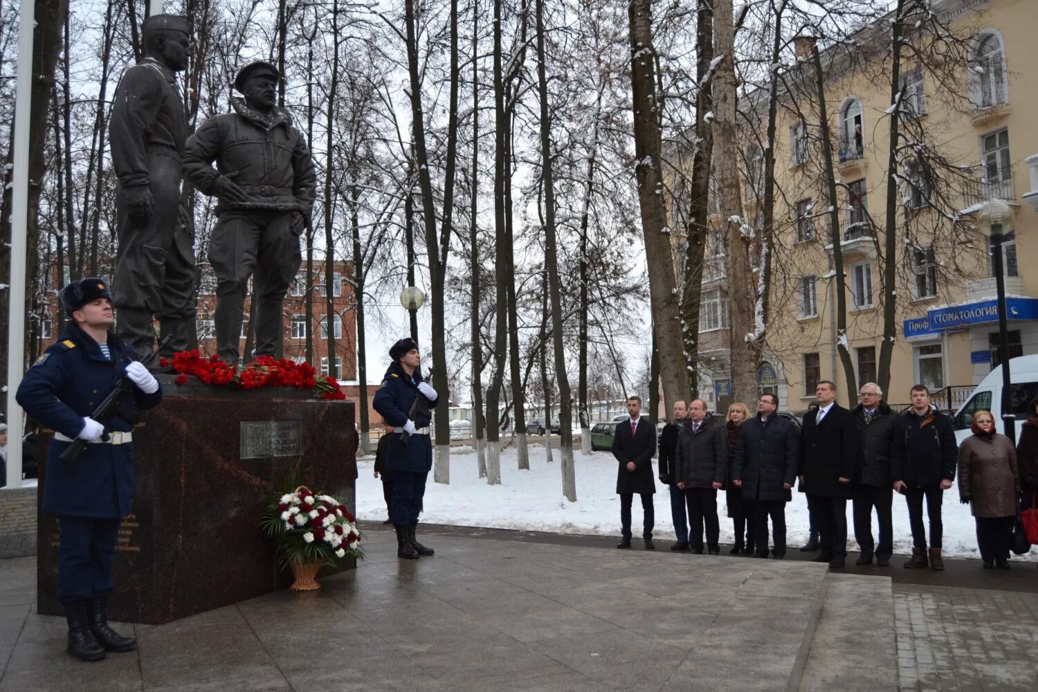 Нормандия неман город. Памятник Нормандия Неман в Иваново. Памятник полка Нормандия Неман Иваново. Памятники летчикам Нормандии Неман. Авиаполк Нормандия Неман памятники.