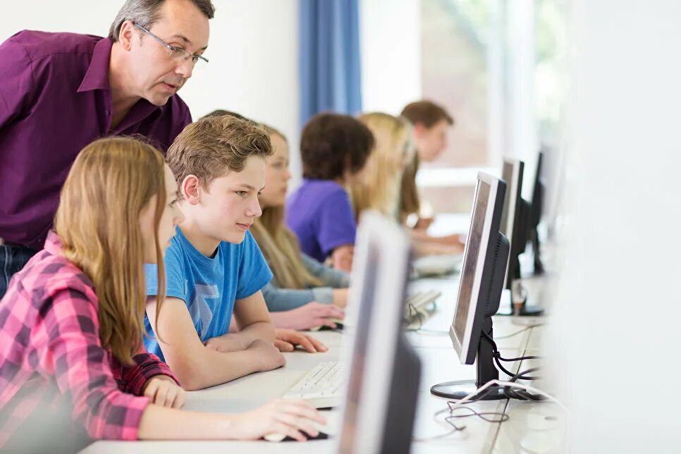 компьютер для детей. школьник за компом. школьник работает за компьютером. компьютер в школе. компьютер для детей.
