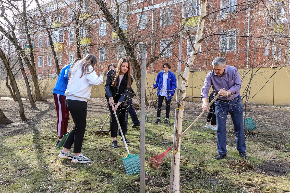 Субботник в школе статья. Субботник в Подмосковье 2022. Субботник в Мытищах 2022. Субботник школы 33 Петропавловск-Камчатский. Субботник школа 2010 Москва.