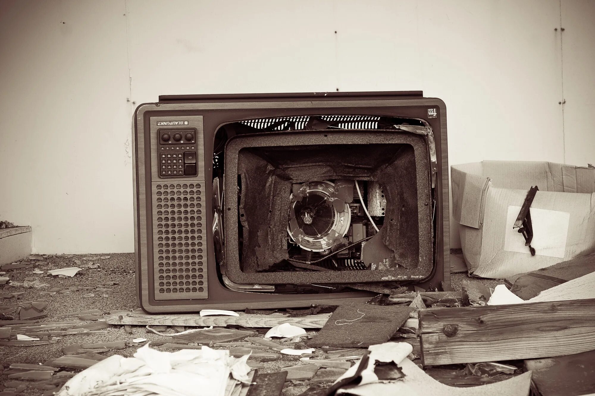 Телевизор сломался буду. Старый телевизор. Разбитый телевизор. Старый сломанный телевизор. Советские телевизоры сломанные.