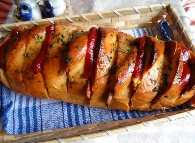 Рецепт батон колбаса в духовке. Батон с колбасой и сыром в духовке. Багет провансаль с ветчиной. Пицца на батоне. Батон с колбасой и сыром.