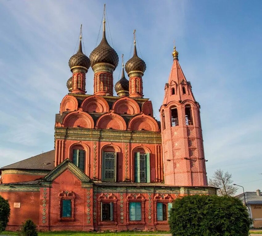 Памятники архитектуры xvi века. Храм Богоявления Господня Ярославль. Богоявленская Церковь Ярославль. Ярославль девятиглавый храм. Храм храм храм Богоявления в Ярославле.