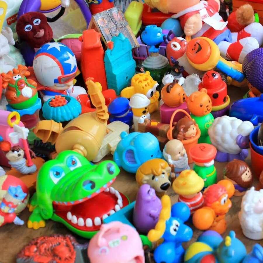 Пластиковые игрушки. Игрушки из пластмассы. Много игрушек. Маленькие игрушки пластиковые. Много игрушек купить