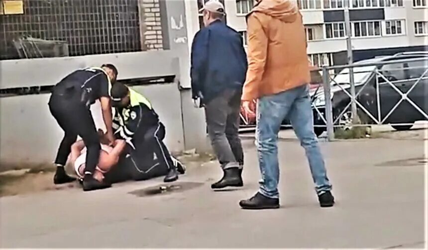 Спастись от преступников. Задержание пьяных видео. Полиция скрутила женщину. Пьяная компания нападает. Кобург 06.