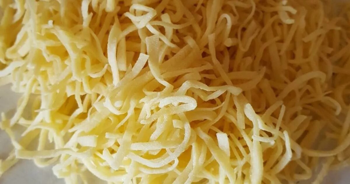 Татарская лапша домашняя. Лингвини феттучини спагетти. Блюда с яичной лапшой роллтон. Домашняя лапша из желтков. Рецепт лапши на желтках.