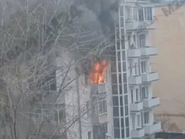 Пожарные тушат пожар. Пожар в аэропорту сочи. Промзона ночью. Пожар 11. Пожар на складе.