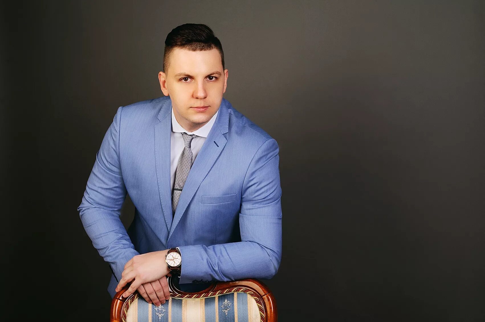 работа в выборге. подработка в выборге. фон для фото на резюме. автомаляр. вакансии в выборге для мужчин.