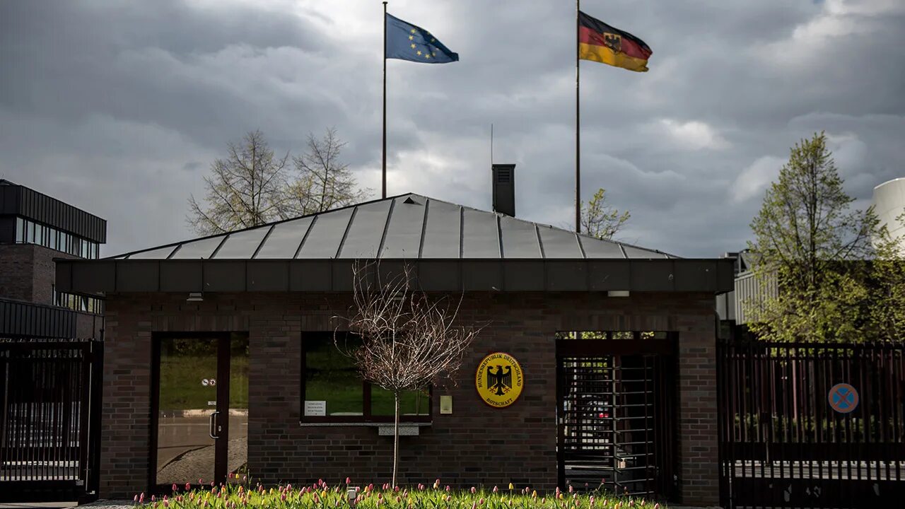 Посольство федеративной республики германия. Консульство фрг. Здание посольства германии в москве. Консульство федеративной республики германия москва. Здание посольства фрг в москве.