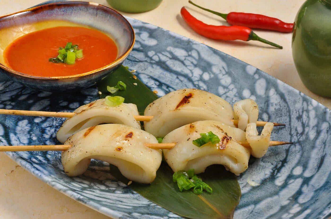Лао бао пермь. Паназиатская кухня кальмары. Бао азиатская кухня. Шашлык из кальмара. Японский шашлык из кальмара.